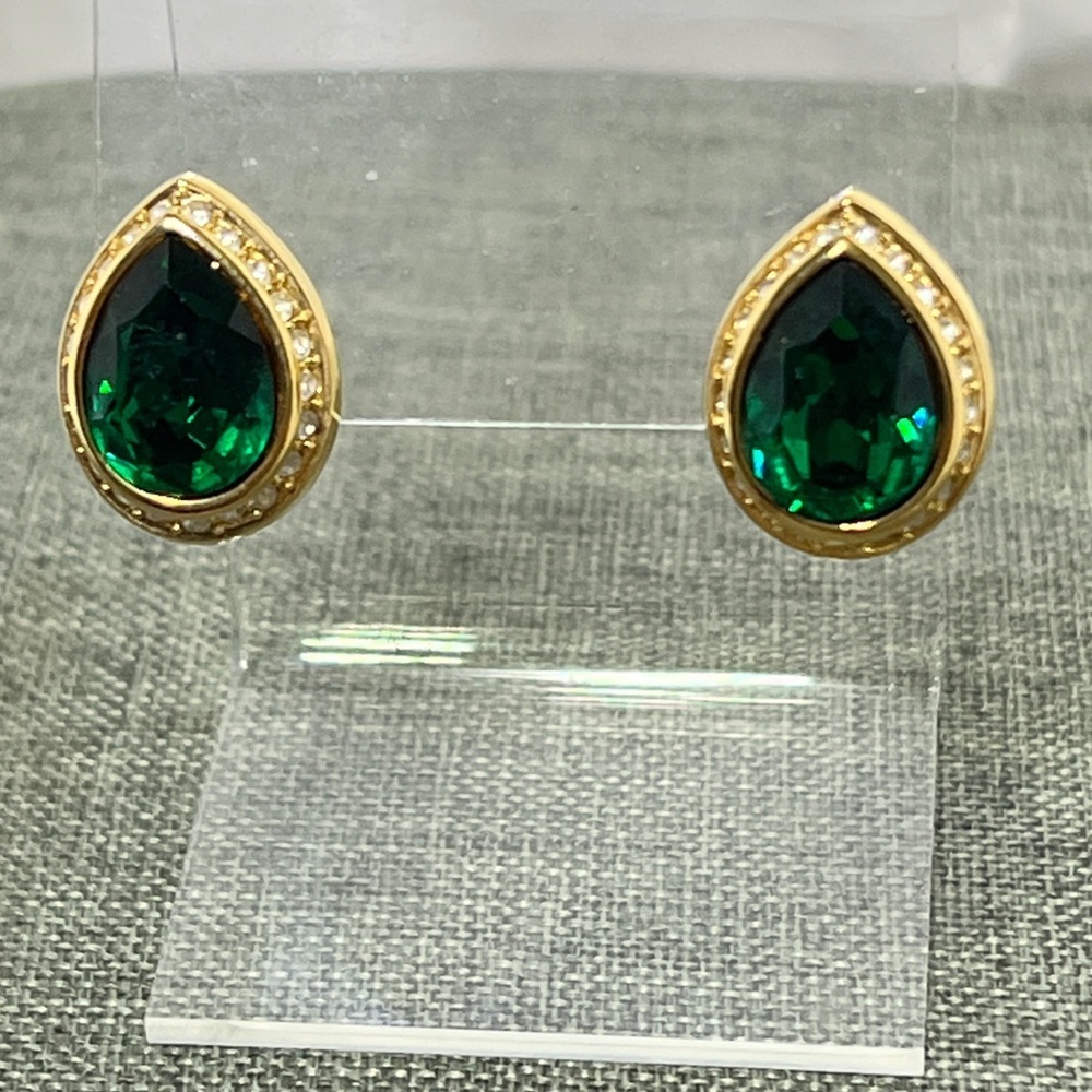 Emerald Green gemstone surrounded w/ CZ diamonds, and 18 karat yellow gold pl☑️
